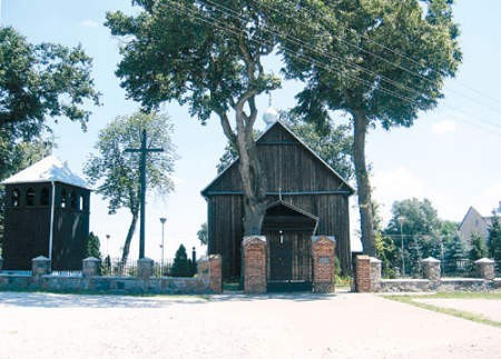 Zabytkowy drewniany XVIII-wieczny kościółek pod wezwaniem św. Apostołów Tomasza i Judy Tadeusza jest najcenniejszym zabytkiem Starej Rawy i całej gminy Nowy Kawęczyn