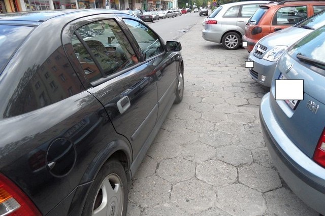 "Miszcz parkowania" w Jaworznie. Kierowca tego auta zatarasował przejazd innym kierowcom. Jak oni mają wyjechać z parkingu? To brak pomyślunku!