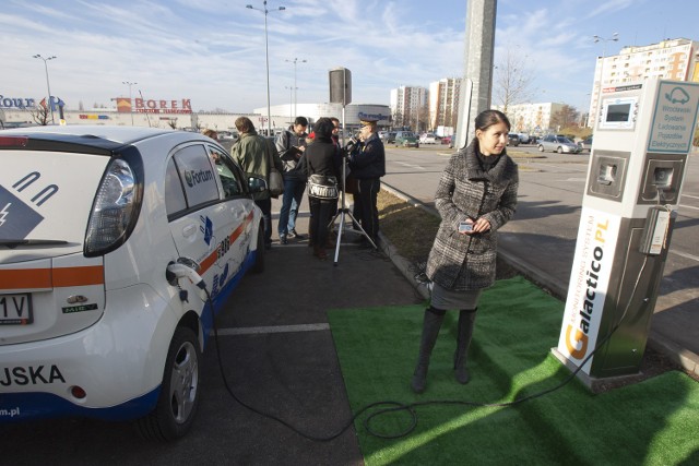 Właściciele samochodów na prąd oraz pojazdów hybrydowych, będą mogli korzystać w Wałbrzychu z darmowych parkingów miejskich.