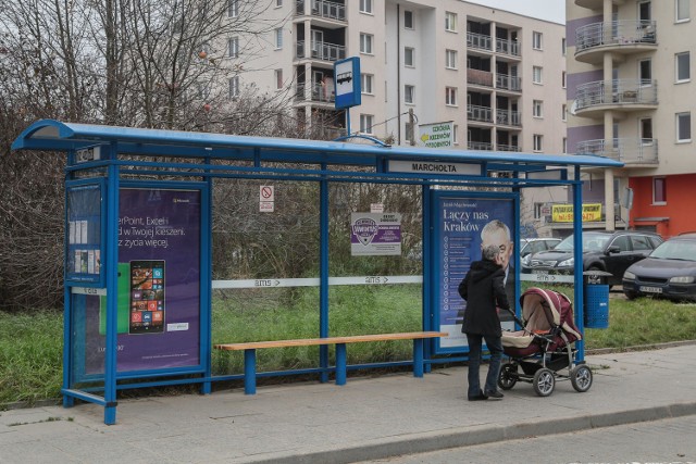 Pierwsze z wiat zdemontowanych z ul. Mogilskiej są już w nowych lokalizacjach. Przystanek Marchołta zyskał dach i ławkę