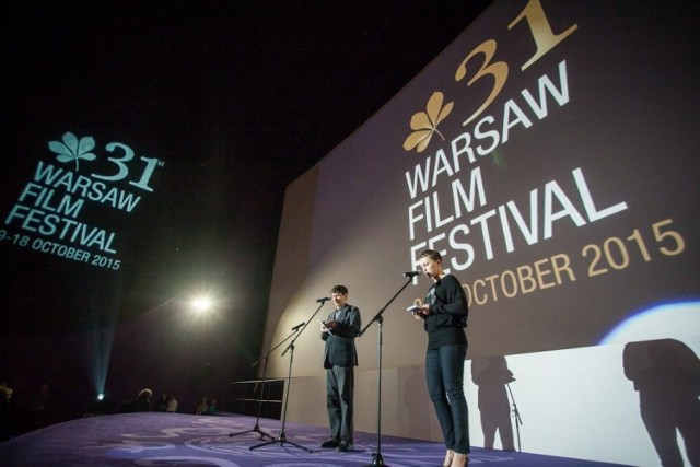 Publiczność przywitał Stefan Laudyn, dyrektor Warszawskiego Festiwalu Filmowego. Fot. Bartek Trzeszkowski