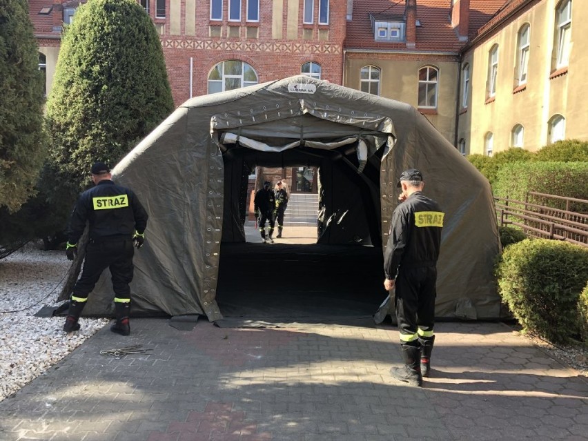 Koronawirus: Strażacy postawili namiot pneumatyczny