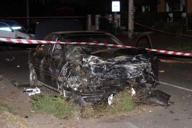 Opel Omega z silnikiem 2,5l. Opel jechał ulicą Chylońska w kierunku Cisowej. Duże auto z ogromnym silnikiem w rękach młodego kierowcy... Opel miał warszawskie tablice, ale został kupiony dwa dni wcześniej. Fot. Tomasz Kolowski