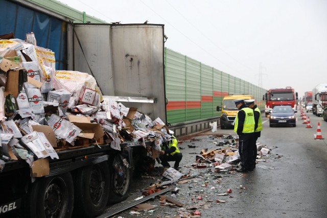Wypadek ciężarówek na drodze S8 w Piotrkowie na wysokości ulicy Witosa [ZDJĘCIA]