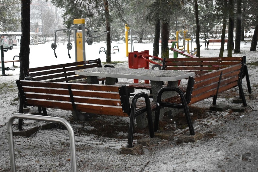 Plac zabaw w Olkuszu "przemeblowany". Piją, śmiecą,...