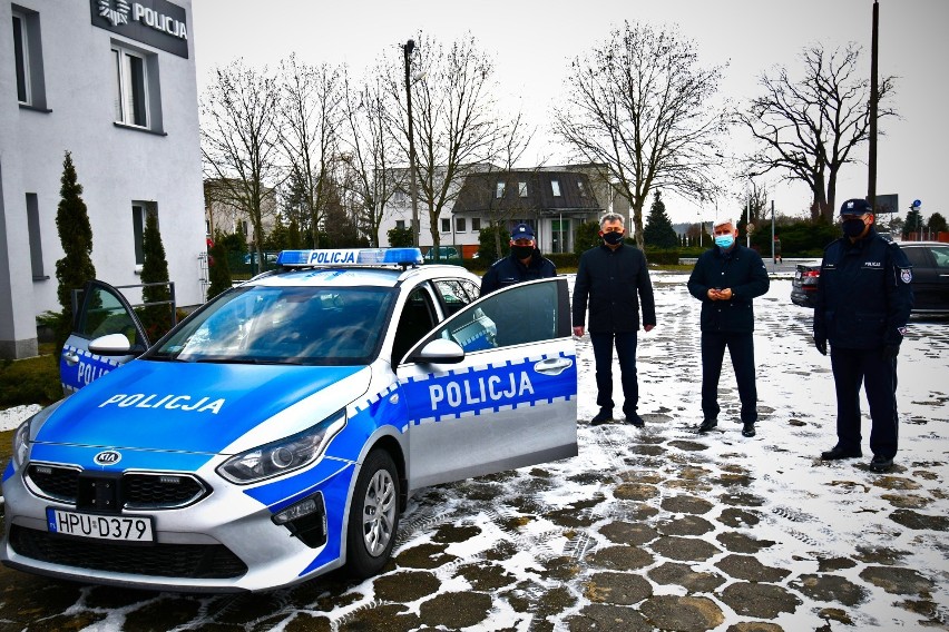 Policjanci otrzymali nowy radiowóz. Już jutro wyjedzie na drogi gminy Siedlec