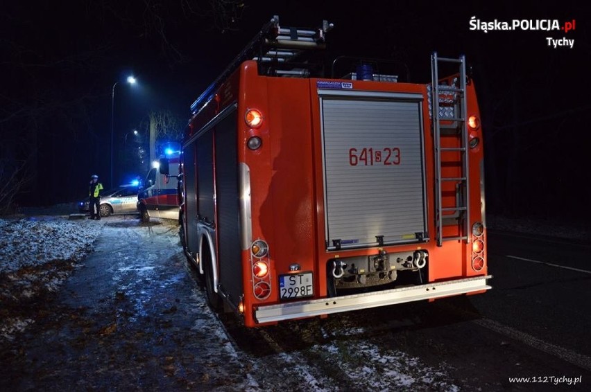 Tychy. Samochód dachował na ul. Katowickiej [ZDJĘCIA]. Kierowca był kompletnie pijany