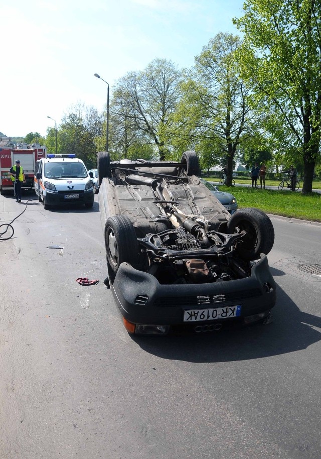 Audi uderzyło w wysoki krawężnik, następnie w zaparkowane pojazdy, po czym przewróciło się na dach. Kierujący nie odniósł poważnych obrażeń.  

Całe zdarzenie obserwowali strażnicy miejscy jadąc bezpośrednio za pojazdem. Widzieli jak kierowca nie może nad nim zapanować. Po wypadku pierwsi udzielili mu pomocy.

Kraków: wypadek w centrum miasta. Audi dachowało na ul. Focha [ZDJĘCIE]