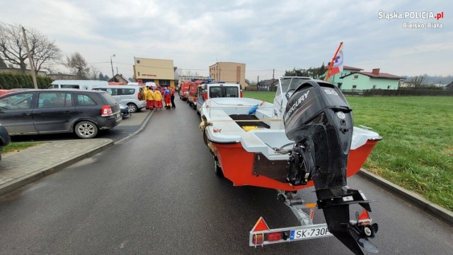 Podczas działań służby skoncentrowano na parkingu przed LKS Sokół Zabrzeg.