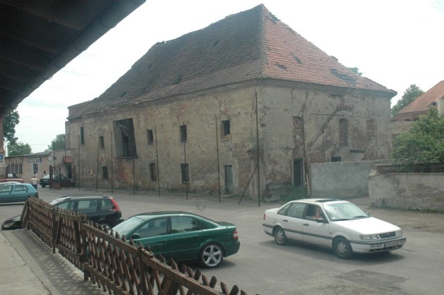 Zamek Piastowski kilkanaście lat temu przed dużym remontem. Stał jeszcze zabytkowy spichlerz. W krośnieńskim zabytku odbywało się obchody 15-lecia województwa lubuskiego.