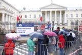 Szczepienia w Warszawie. Ogromna kolejka do punktu szczepień bez rejestracji. Wszyscy mieszkańcy chcą skorzystać