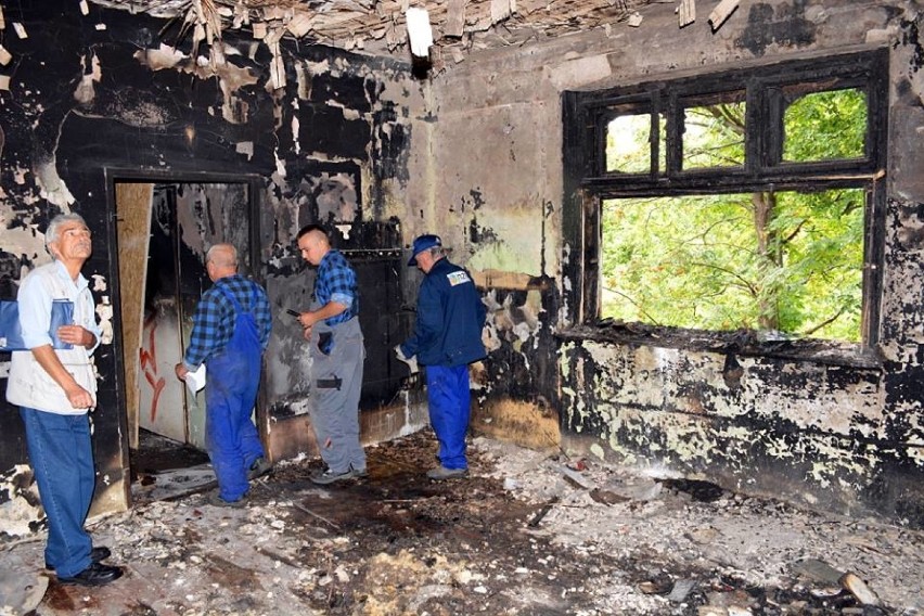 Jaworzno: Pożar mieszkania w Pieczyskach. Gmina sprzątała zgliszcza [ZDJĘCIA]