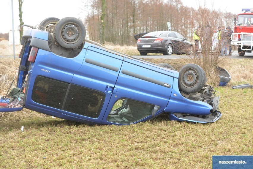 Dachowania samochodów w regionie. Ciężarowego z naczepą i osobowego citroena [zdjęcia]