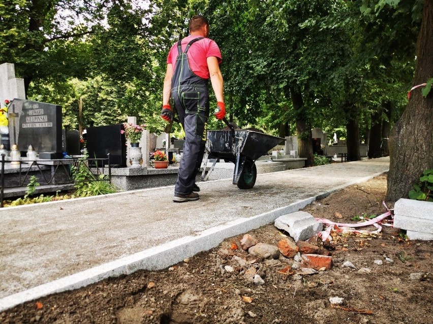 Nowe alejki na cmentarzu przy ulicy Wybickiego w ogniu ostrej krytyki. Informują nas o tym mieszkańcy odwiedzający groby bliskich