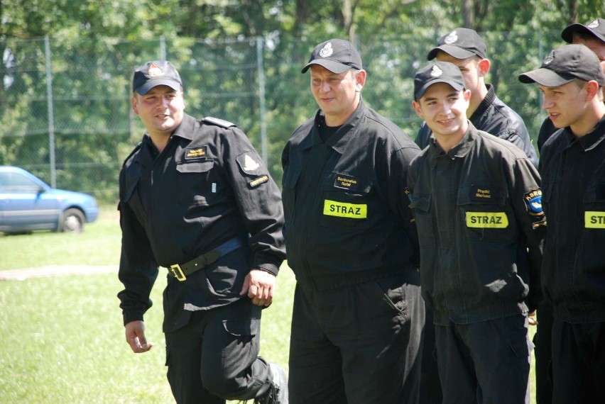 Lali wodę na boisku sportowym w Chrzypsku Wielkim