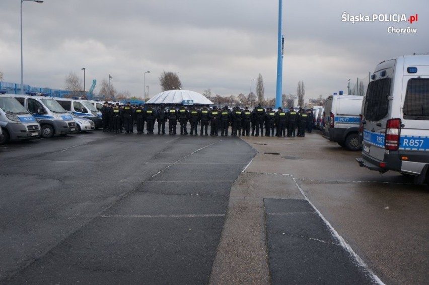 Ćwiczenia policjantów na stadionie Ruchu Chorzów