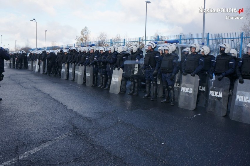 Ćwiczenia policjantów na stadionie Ruchu Chorzów