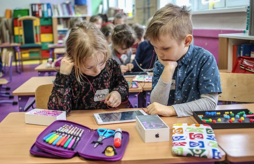 300 plus to pieniądze, które mają pomóc rodzicom wyprawić...