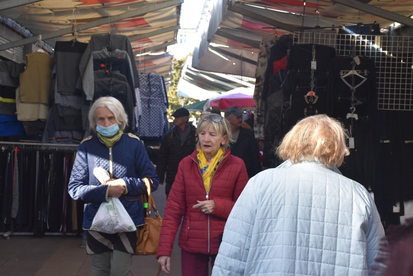 Gniezno. Na targowisko przybyła jesień. Można już kupić wiązanki i kwiaty na Wszystkich Świętych! [FOTO]