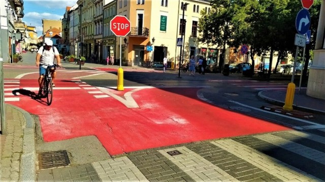 Sprawa skomplikowała się, gdy magistrat zwęził ruch na alejach do jednej nitki przy przejściu dla pieszych i rowerów na Słowiańskiej i wymalował tam czerwone pasy