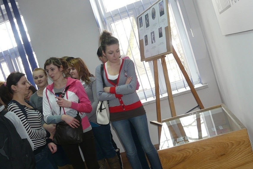 Młodzież zwiedzała wystawę w biurze posła