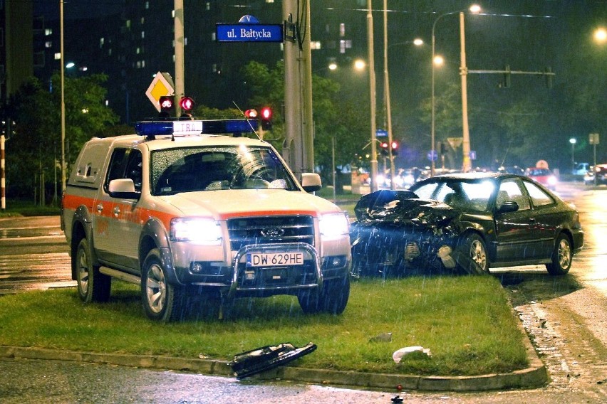 Wrocław: Na ul. Bałtyckiej wóz strażacki zderzył się z osobówką (ZDJĘCIA)