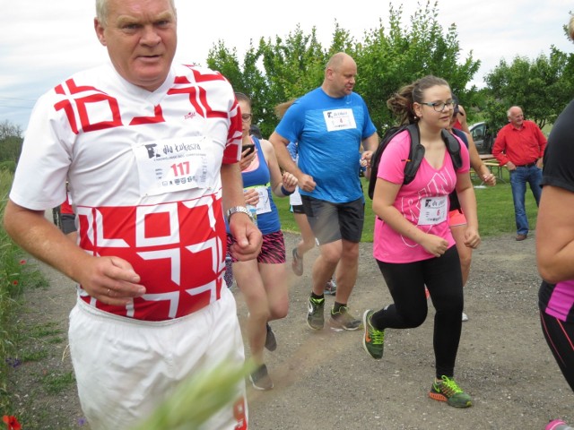 Około 160 osób wzięło udział w II Nadwiślańskim Biegu Charytatywnym, którego celem było zebranie funduszy na rehabilitację Łukasza Drzewieckiego z Siarzewa w gm. Raciążek. Biegacze, rowerzyści i miłośniczki nordic walking wystartowali w dwóch miejscach: sprzed domu Łukasza w Siarzewie i sprzed dawnej szkoły w Wólnem (gm. Waganiec). Spotkali się na wspólnej mecie w Przypuście niedaleko Nieszawy na pikniku. Zebrano (cegiełki wpisowe, sprzedaże na pikniku) 3 tys. 148 zł 57 groszy.