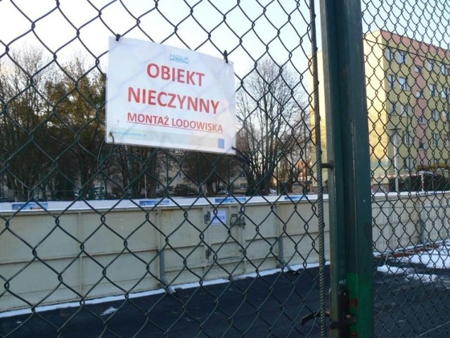 Nie udało się zainaugurować w miniony weekend  tegorocznego sezonu na sztucznym lodowisku w Sandomierzu. - Na kilka dni nie ma sensu otwierać płyty, by następnie zamknąć 28 grudnia  - mówi Paweł Wierzbicki, dyrektor Miejskiego Ośrodka Sportu i Rekreacji w Sandomierzu.