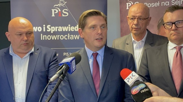 Podczas konferencji prasowej poseł Bartosz Kownacki odniósł się do odrzucenia przez Radę Miejską Inowrocławia propozycji wprowadzenia pod obrady punktu dotyczącego uchylenia decyzji polskiego sędziego w sprawie kopalni Turów