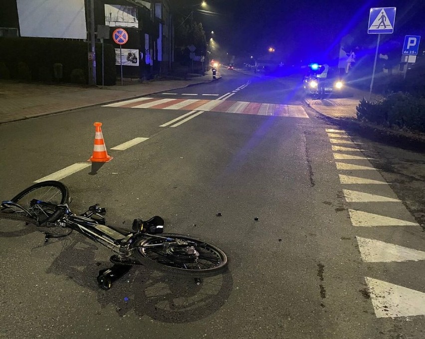 Potrącenie rowerzysty na skrzyżowaniu w Czastarach. Mężczyzna trafił do szpitala