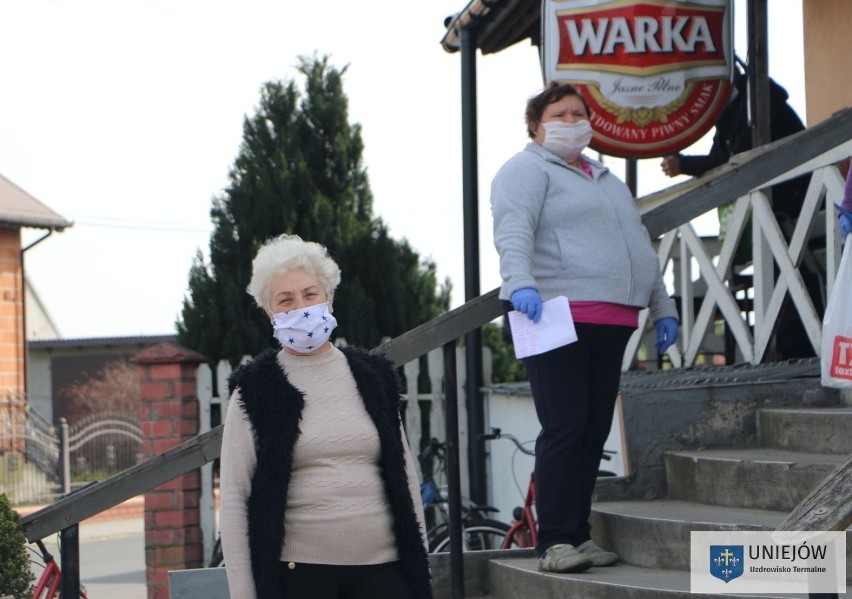 Prace związane z szyciem maseczek rozpoczęto jeszcze przed...