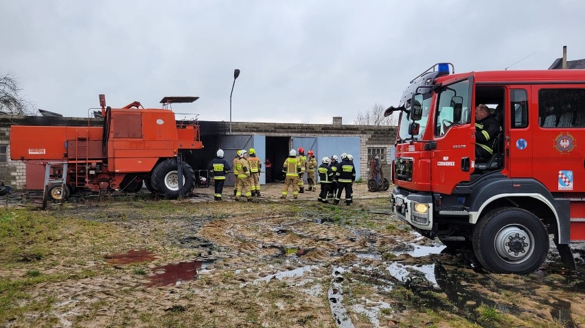 Służby informacje o pożarze, w miejscowości Nowa Wola w...