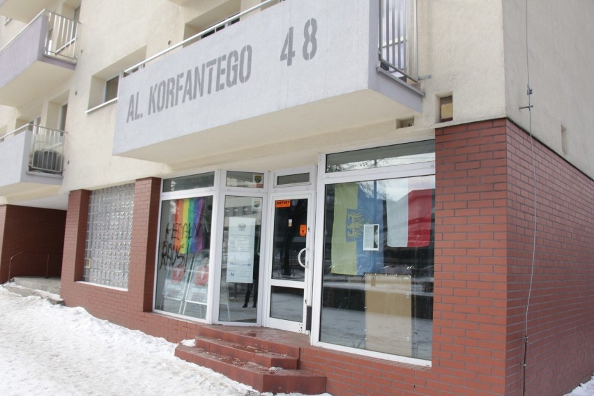 Homofobiczny napis na szybie biura poselskiego Moniki Rosy w Katowicach. Tęczowa flaga zbulwersowała wandali