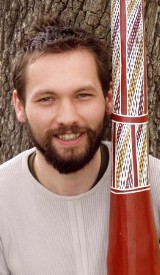 Ondrej Smeykal zagra na aborygeńskim didgeridoo