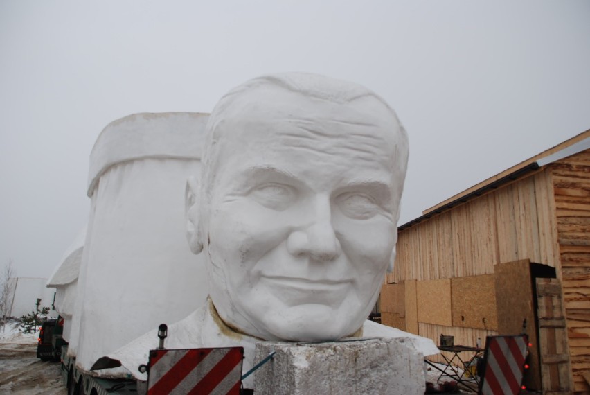 Montaż pomnika Jana Pawła II.