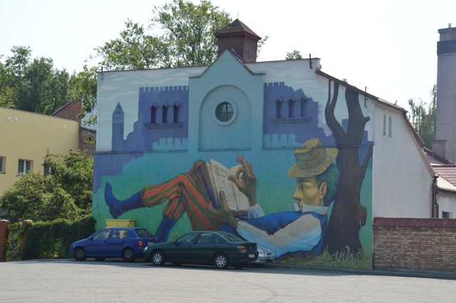 Tyber, czyli Marcin Tybuś jest autorem murala na tyłach łowickiego ratusza