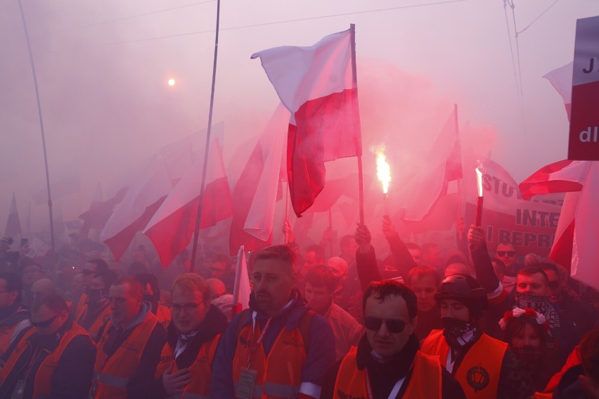 Marsz Niepodległości 2021. Ponad 100 tys. osób przeszło przez Warszawę. Policja podsumowuje przebieg wydarzeń 