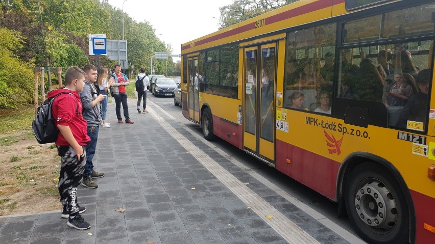 Tłok w autobusie jest o tyle niekomfortowy, że poprzedza go...