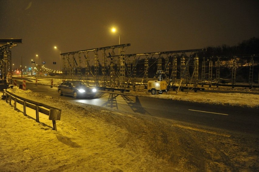 Budowa wiaduktu PKM. W nocy postawią bramownice. Utrudnienia na Słowackiego [ZDJĘCIA]