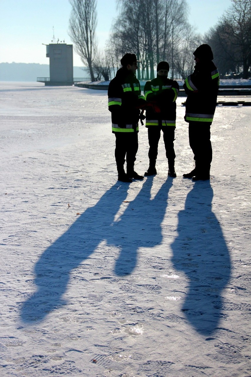 Nie wchodź na cienki lód! Strażacy pokazali jak wydostać się z przerębla (ZDJĘCIA, WIDEO)