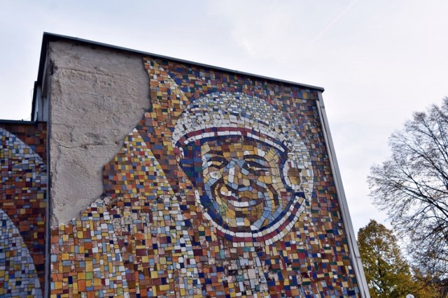 Mozaika z głową Gagarna na ścienia auli Uniwersytetu Zielonogórskiego przy ul. Podgórnej
