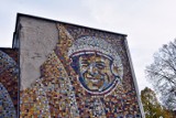 Zielona Góra Mozaika na ścianie Uniwersytetu Zielonogórskiego coraz mocniej się sypie. Czy Gagarin zostanie uratowany?