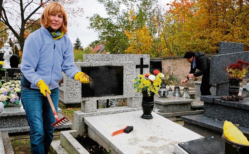 Mieszkańcy powiatu porządkowali groby bliskich [zdjęcia]