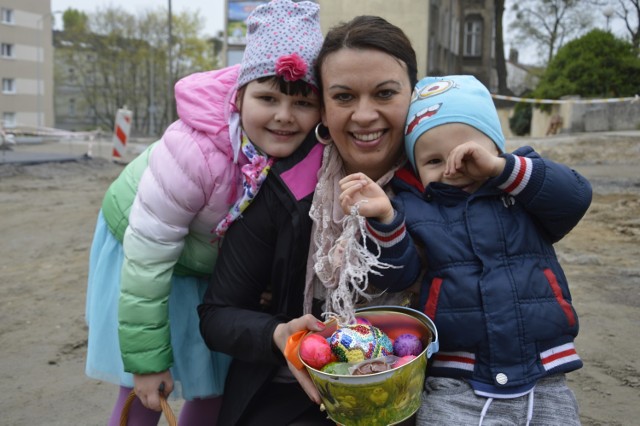 Pani Iwona poszła do kościoła z córką Leną i synem Jakubem