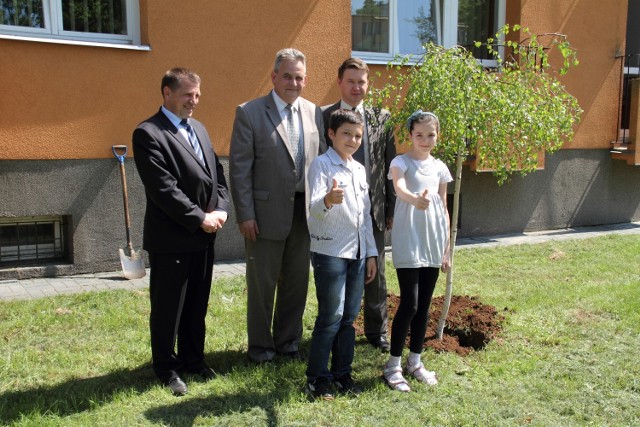 Najlepsi zbieracze 2013 roku: Aleksandra Sawicka i Krystian Pyra z klasy IV Szkoły Podstawowej w Gołębiu oraz przedstawiciele organizatorów akcji w powiecie puławskim: Sławomir Jedliczko – Dyrektor Pionu Wsparcia (Grupa Azoty Zakłady Azotowe „Puławy” S.A.), Jan Ziomka – Członek Zarządu Starostwa w Puławach, Tomasz Wadas – Prezes Zakładu Usług Komunalnych w Puławach