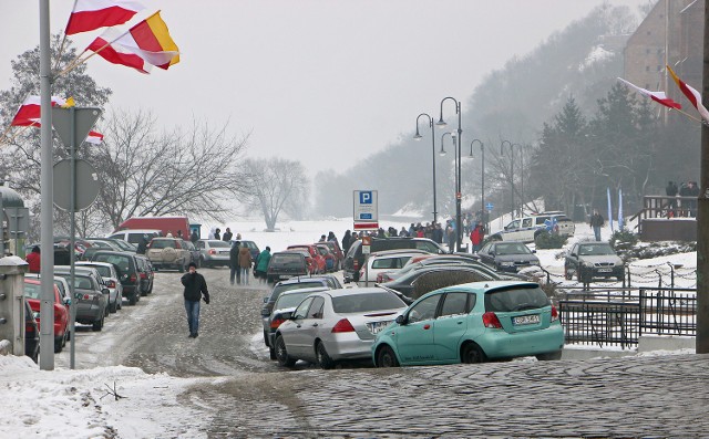 Grudziądzka delegatura Automobilklubu Toruńskiego zorganizowała kolejny rajd zimowy "Ślizgawka" na błoniach nadwiślańskich. Do rywalizacji zgłosiło się 26 załóg w których nie zabrakło pań. 

Rozegrano dwa etapy. Pierwszy polegał na bezbłędnym przejeździe na czas slalomu na śliskiej nawierzchni, drugi na jeździe po okręgu na dochodzenie. Kierowcy biorący udział w rajdzie stwierdzili, że to świetny sposób na doskonalenie jazdy w zimowych warunkach.


Prognoza pogody na 25.01.2016

