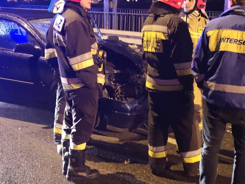 Na moście w Grudziądzu autobus zderzył się z samochodem [zdjęcia]