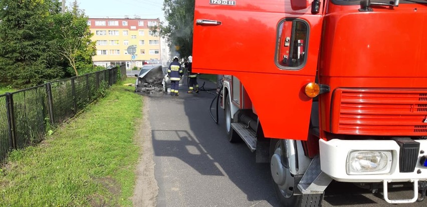 Pożar samochodu w Wapnie. Na miejsce wysłano straż pożarną