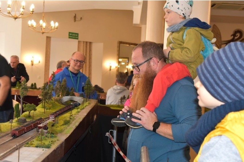 Długa na 100 metrów kolejowa miniatura przyciągnęła do Końskich wielu zwiedzających. Zobacz zdjęcia 