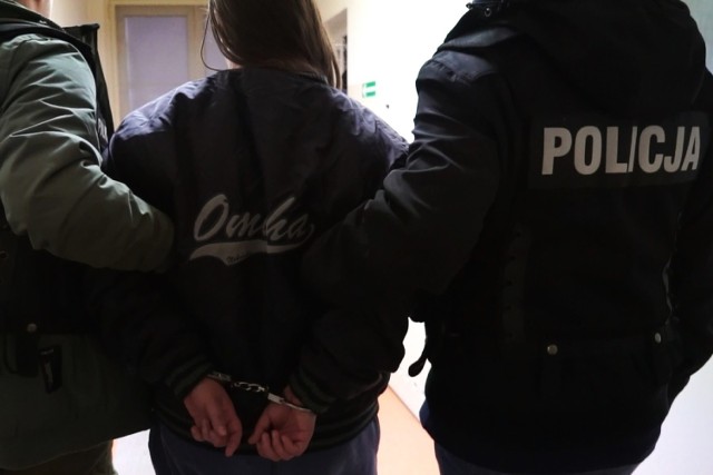 Gorzowscy policjanci zatrzymali kobietę podejrzewaną o zabójstwo 58-letniego mężczyzny, do którego doszło przed kilkoma dniami. Zebrany materiał dowodowy doprowadził do postawienia 29-letniej kobiecie zarzutu zabójstwa. Grozi jej kara nawet dożywotniego pozbawienia wolności. Nad sprawą pracowali kryminalni, i policjanci z wydziału dochodzeniowo - śledczego. W sprawę zaangażowano też biegłych Laboratorium Kryminalistycznego Komendy Wojewódzkiej Policji. 



Przypomnijmy, w czwartek (15 lutego) kilkanaście minut przed północą dyżurny gorzowskiej policji otrzymał informację o tym, że w jednym z mieszkań na terenie Gorzowa Wlkp. znaleziono zakrwawionego, leżącego na ziemi mężczyznę, który nie dawał oznak życia. Natychmiast na miejsce zdarzenia wysłano policyjne patrole, w tym policjantów grupy dochodzeniowo - śledczej. 

Wezwany lekarz pogotowia ratunkowego stwierdził zgon mężczyzny, na którego ciele znaleziono rany kłute. W mieszkaniu znajdowała się 29-latka, którą zatrzymano do wyjaśnienia sprawy. Kobieta była nietrzeźwa - alkomat wskazał 3 promile alkoholu w organizmie. Do wczesnych godzin porannych prowadzono czynności procesowe i operacyjne, które były nadzorowane przez pracującego na miejscu prokuratora. 
-&nbsp;Nad wyjaśnieniem okoliczności śmierci mężczyzny i odtworzeniem ostatnich godzin jego życia pracowali gorzowscy policjanci wydziału kryminalnego i dochodzeniowo śledczego. Wspierali ich biegli Laboratorium Kryminalistycznego KWP, którzy prowadzili oględziny i zabezpieczali ślady ujawnione na miejscu zdarzenia. Równolegle do pracy techników trwały przesłuchania i rozpytania osób, które mogły być posiadać informacje, mogące pomóc w rozwiązaniu sprawy. Z uwagi na stan upojenia alkoholowego czynności procesowe z zatrzymaną kobietą były wykonywane dopiero po jej wytrzeźwieniu - relacjonuje Maciej Kimet z zespołu prasowego Komendy Wojewódzkiej Policji w Gorzowie Wlkp.

Prokurator, po przeanalizowaniu materiału dowodowego i akt sprawy przesłuchał 29-latkę w charakterze podejrzanego i przedstawił jej zarzut zabójstwa. Za te przestępstwo, zgodnie z kodeksem karnym grozi kara nawet dożywotniego pozbawienia wolności. W niedzielę (18 lutego) Sąd Rejonowy w Gorzowie Wlkp. przychylił się do wniosku prokuratury i policji, aresztując kobietę na trzy miesiące.

Autor: materiały policji, oprac. (pik)

Zobacz też wideo: KRYMINALNY CZWARTEK - 15.02.2018 - Brutalne morderstwo w lesie koło Gubina. 30-latek zdążył jeszcze zadzwonić na policję mówiąc, że został dźgnięty nożem. Kto go zabił?


POLECAMY ODCINKI "KRYMINALNEGO CZWARTKU":


